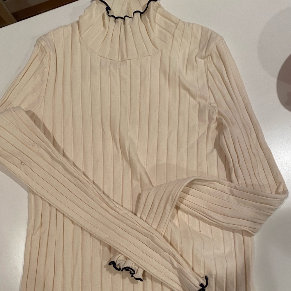 Madewell Ivory turtleneck with contrasting black trim